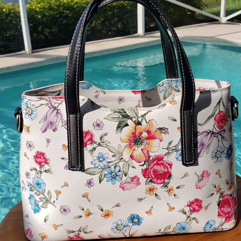 White Floral Shoulder Bag with Delicate Design